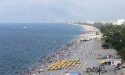 Antalya'da yüksek nem ve sıcaktan bunalanlar sahilleri doldurdu