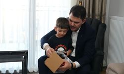 Bakan Kurum, Depremzede Abdullah Çelik ve Torununu Ziyaret