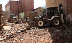 Diyarbakır'da metruk yapıların yıkımı sürüyor