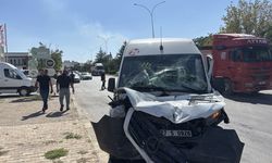 Gaziantep'te damperli tırla çarpışan işçi servisindeki 11 kişi yaralandı