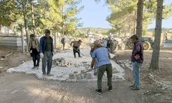 Araban'da vatandaşlar mezarlıktaki yola imece usulüyle