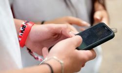 Çok Telefon Kullanan Çocuklarda Sinir Sıkışması Başlıyor