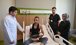 Gaziantep'te işçinin hasarlı omuz kıkırdağı dizinden alınan dokuyla onarıldı