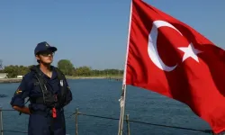 Kilometrelerce yüzüyor, halata tırmanıyor, tatbikat yapıyorlar