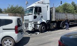 Artuklu'da 3 araçlı zincirleme trafik olayı: Hasar var