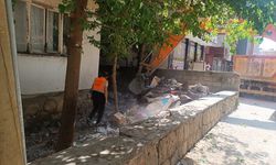 Siirt'te Bir Evden 2 Kamyon Çöp Çıkarıldı