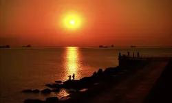 Samsun’da gün doğumu gökyüzünü kızıl renge bürüdü