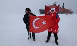 Türk Öğrenci Kutup Noktasında Bayrak Dalgalandırdı