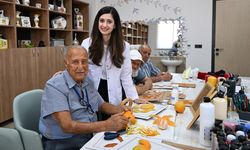 82 Yaşındaki Ressam Hastalıkla Sanatla Mücadele Ediyor
