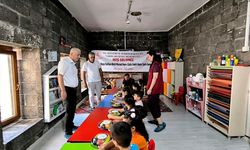 Diyarbakır'da çocuklara vakıf hayır meyve ikramı