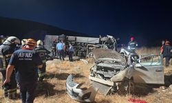Gaziantep'te Midibüs ve Otomobil Çarpıştı: 3 Ölü, 17 Yaralı