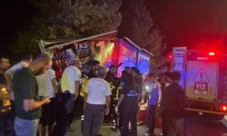 Mardin'de reklam panosuna çarpan otomobildeki 3 kişi yaralandı