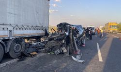 Minibüs tıra çarptı: 2 ölü, 2 yaralı
