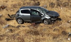 Siverek'te şarampole devrilen otomobilde 2 yaralı