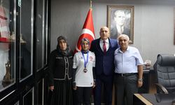 Türkiye şampiyonu milli kürekçi Emine Nur, Gençlik ve Spor İl Müdürünü ziyaret etti