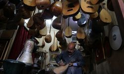 Şanlıurfa'da Babasından Öğrendiği Saz İmalatını Sürdürüyor