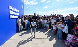 İnsansı robot 'Civan', TEKNOFEST'te AA standını gezdi
