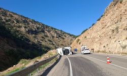 Kilis-Hatay Yolunda Devrilen Tırın Sürücüsü Yaralandı