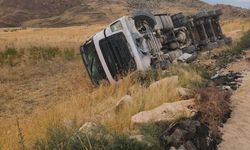 Siirt'te devrilen tırın sürücüsü yaralandı