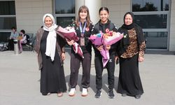 Şırnak'ta Avrupa Üçüncüsü Boksöre Çiçekli Karşılama