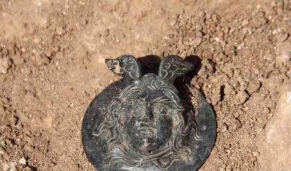 Perre’deki kazılarda Medusa kabartmalı madalya bulundu