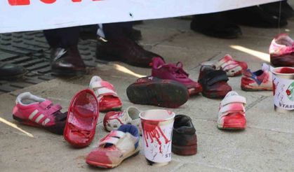 Şanlıurfa’da kanlı çocuk ayakkabıları ile Gazze’deki katliama dikkat çekildi