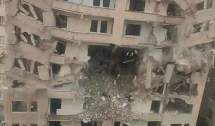Diyarbakır’da ağır hasarlı bina korna eşliğinde çöktü