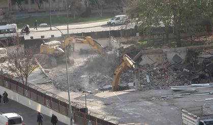 Gaziantep’te depremde ağır hasar alan emniyet ek binasının yıkımına başlandı