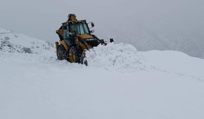 Şırnak’ta kar kalınlığı yer yer 2 metreyi buldu, yol açma çalışmaları devam ediyor