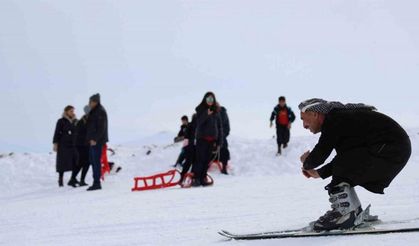Karacadağ eteklerinde şalvarlı ve fistanlı kayak keyfi