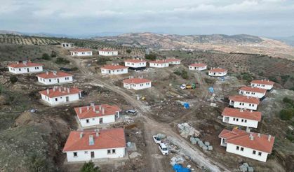 depremzedeler için yapılan köy evlerinin inşası sürüyor