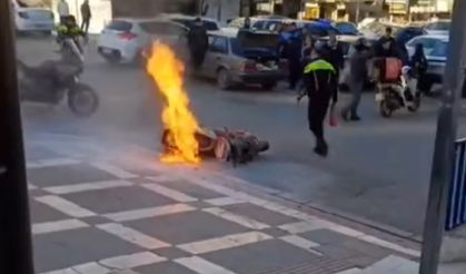 Trafik cezasına sinirlenen sürücü motosikletini ateşe verdi