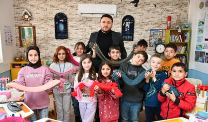 Batman'da öğrenciler depremzede çocuklar için atkı ördü