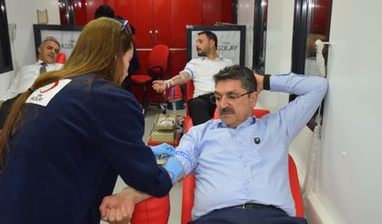 AK Partili Nasıroğlu ve Şansi kan bağışında bulundu