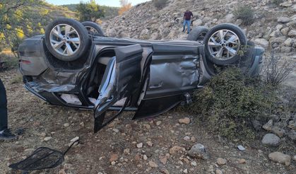 Mardin'de devrilen otomobildeki 2 kişi yaralandı