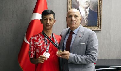 Adıyaman'ın şampiyon sporcusu İl Müdürü Elüstü'nü ziyaret etti