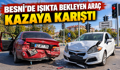 Besni’de Işıkta Bekleyen Araca Arkadan Çarptı