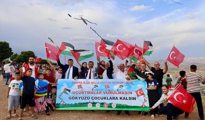 Kahta'da Çocuklar Uçurtma Uçurdu