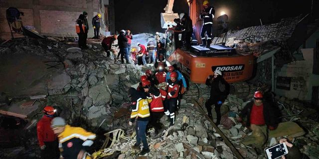 Adıyaman’da 1 kişi enkazdan 65 saat sonra kurtarıldı