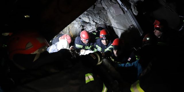 Gürcistanlı ekip, Adıyaman’da genç kadını enkaz altından çıkardı