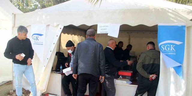 Depremzede vatandaşlara mobil hizmet noktasında EYT hizmeti