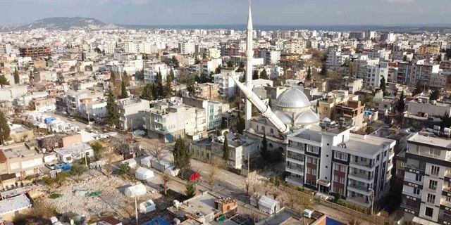 Minare evin üzerine devrildi