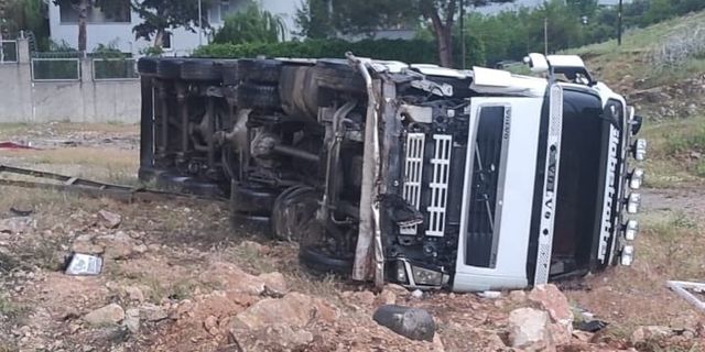 Şambayat'ta Kontrolden çıkan kamyon devrildi: 1 yaralı