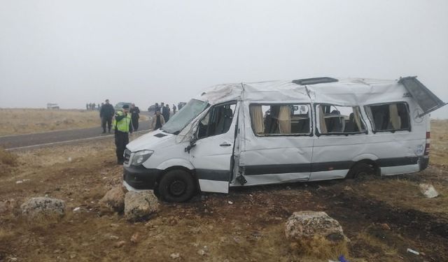 Cenazeye gidenleri taşıyan minibüs devrildi: 20 yaralı