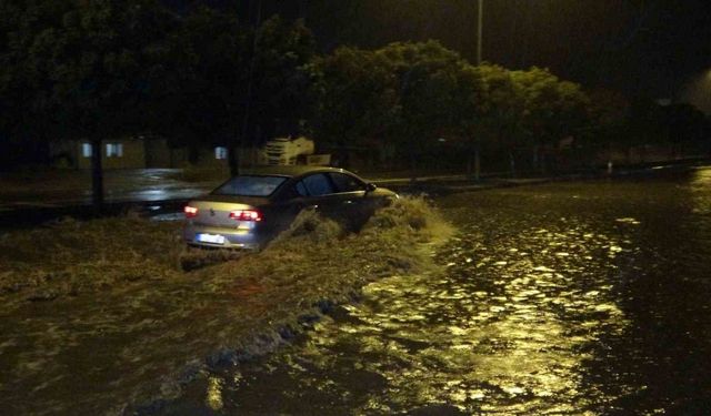 Yağış Adıyaman’da etkili oldu Cadde ve sokaklar göle döndü