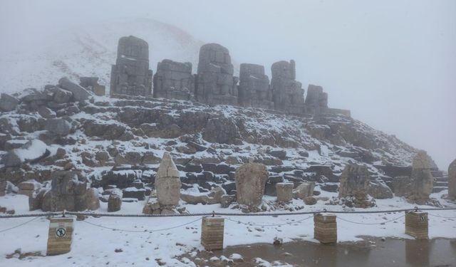 Nemrut Dağı'nda kar manzarası oluştu.