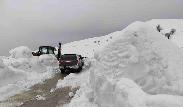 Batman’da kar kalınlığının 2 metreyi aştığı grup köy yolu ulaşıma açıldı