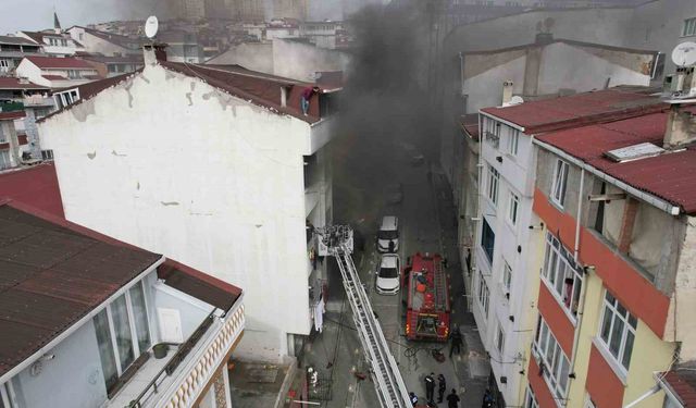 Yangından kaçıp çatı katında kurtarılmayı bekledi