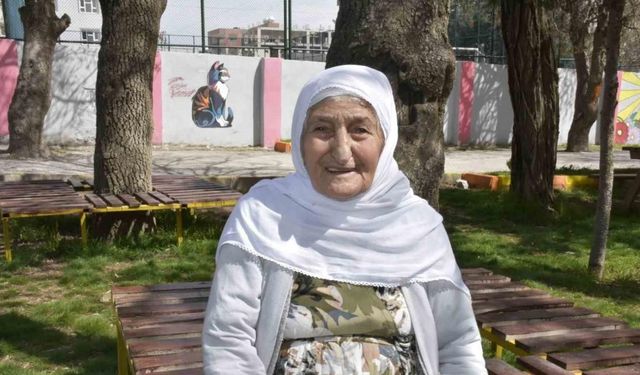 106 yaşındaki Emine nine oyunu kullandı