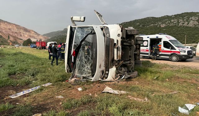 Yolcu Minibüsü Devrildi 10 Kişi Yaralandı